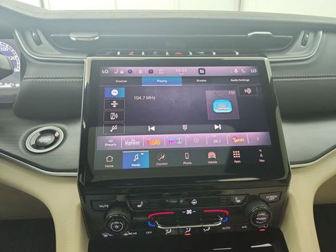 New 2025 Jeep Grand Cherokee Limited image 24