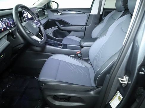 Certified 2025 Volkswagen Tiguan SE AWD/4WD image 18