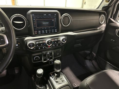 Used 2020 Jeep Gladiator Overland AWD/4WD image 31