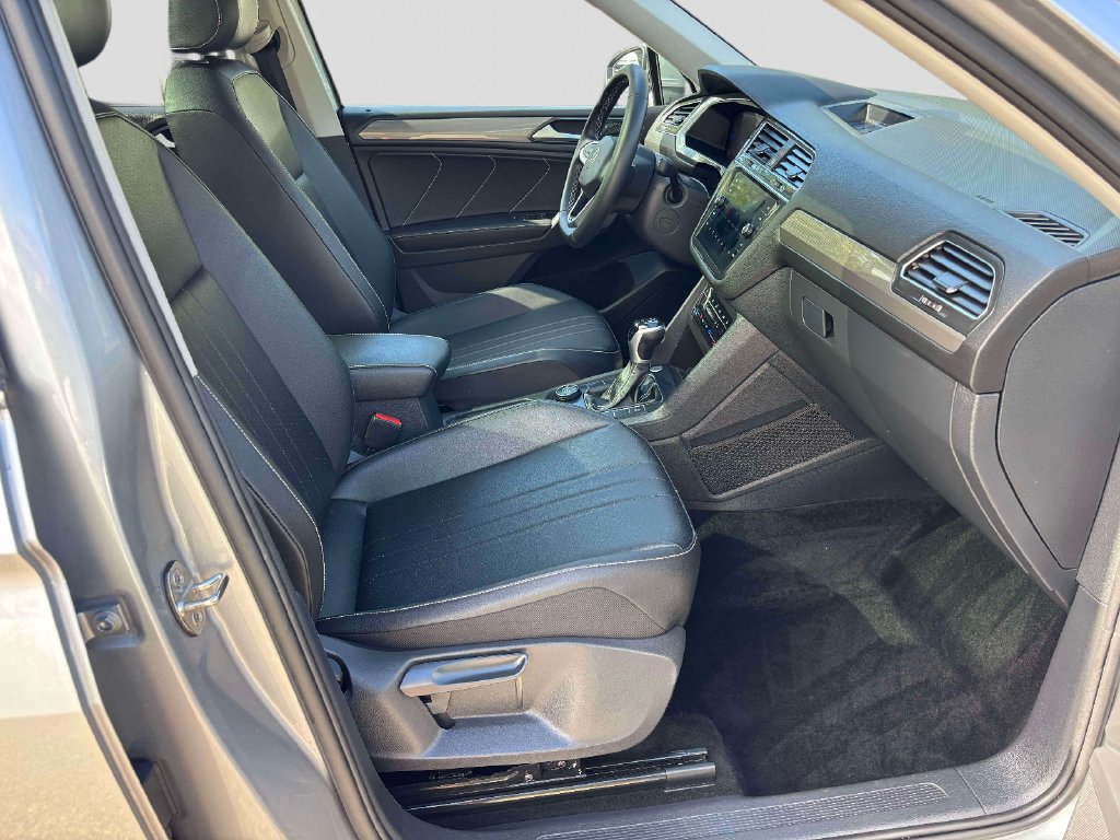 Used 2023 Volkswagen Tiguan SE AWD/4WD image 17