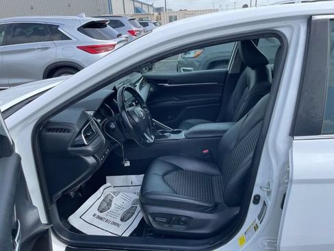 Used 2021 Toyota Camry SE FWD image 3