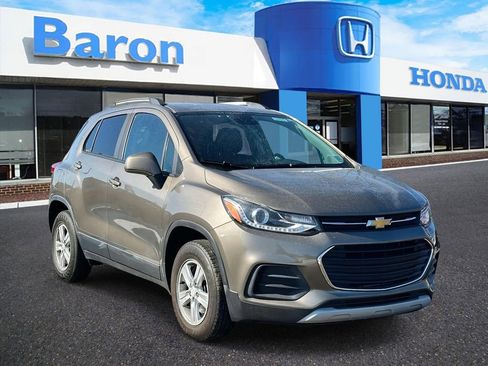 Used 2022 Chevrolet Trax LT w/ LT Convenience Package AWD/4WD image 1