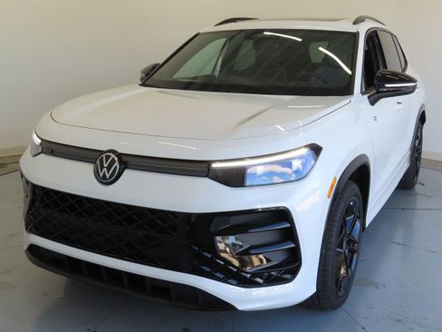 New 2026 Volkswagen Tiguan SE R-Line image 9