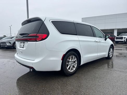 Used 2023 Chrysler Pacifica Touring-L FWD image 6
