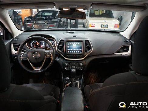 Used 2016 Jeep Cherokee Latitude w/ Comfort & Convenience Group AWD/4WD image 10