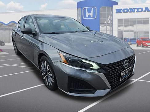 Used 2024 Nissan Altima 2.5 SV image 1