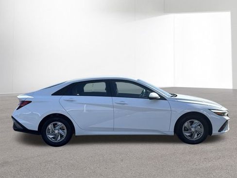 New 2026 Hyundai Elantra SE FWD image 31
