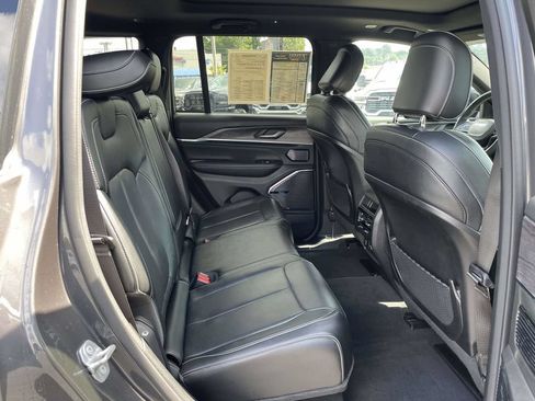 Certified 2022 Jeep Grand Cherokee Overland AWD/4WD image 18