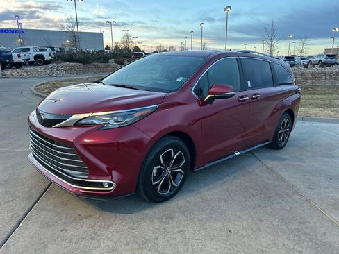 Used 2026 Toyota Sienna Platinum image 3