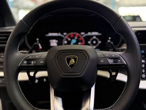 Used 2025 Lamborghini Urus SE image 10
