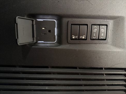 Used 2021 GMC Yukon Denali w/ Denali Premium Package image 10