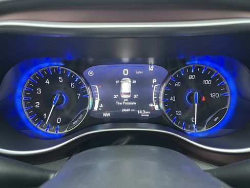 Used 2019 Chrysler Pacifica Touring-L image 32