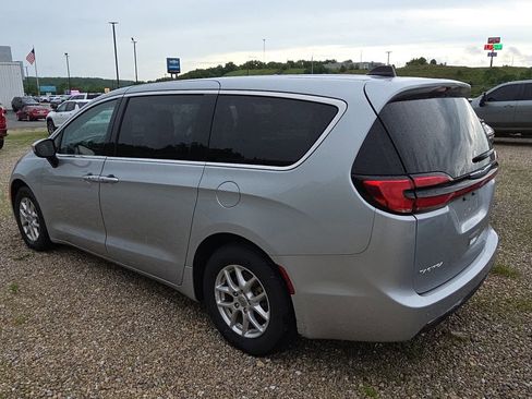 Used 2023 Chrysler Pacifica Touring-L FWD image 4