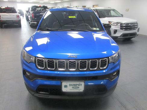 Used 2024 Jeep Compass Latitude AWD/4WD image 2