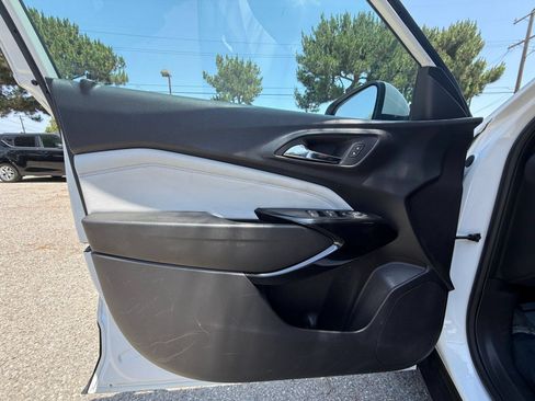 Used 2025 Chevrolet Trax LT FWD image 15