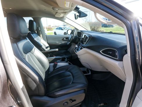 Used 2019 Chrysler Pacifica Touring-L Plus image 21