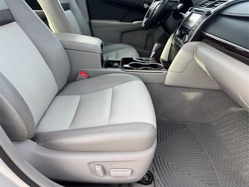 Used 2014 Toyota Camry L image 6