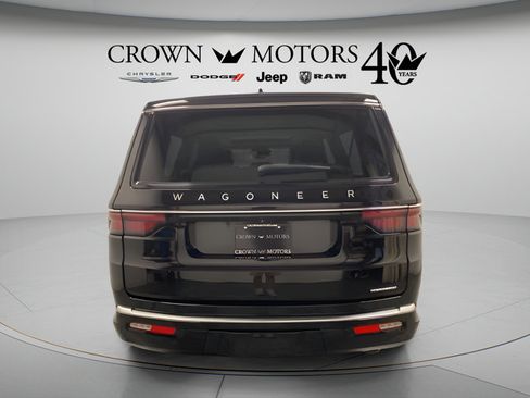 Certified 2024 Jeep Wagoneer L Series III w/ Premium Group I AWD/4WD image 5