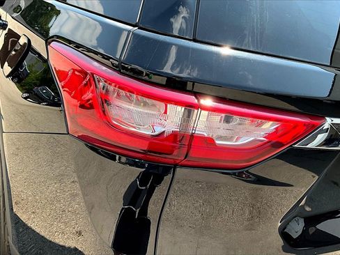 Used 2021 Chevrolet Traverse LT image 23