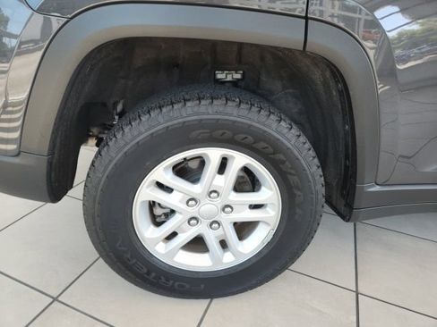 Certified 2025 Jeep Grand Cherokee Laredo w/ Luxury Tech Group I RWD image 11