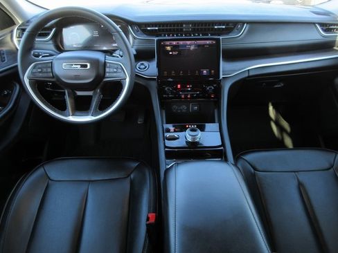 Used 2023 Jeep Grand Cherokee Limited w/ Black Appearance Package image 11