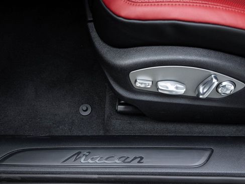 Certified 2025 Porsche Macan image 21