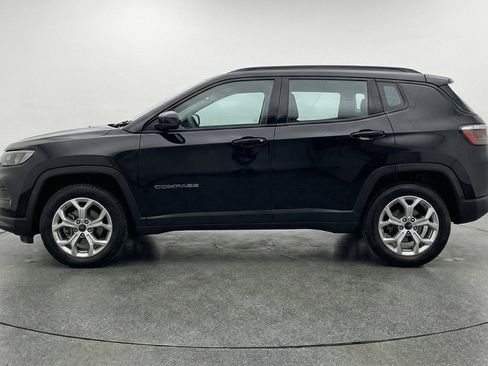 Used 2025 Jeep Compass Latitude AWD/4WD image 4