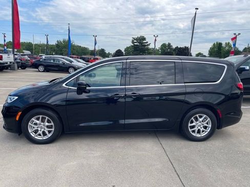 Used 2024 Chrysler Pacifica Touring-L FWD image 9