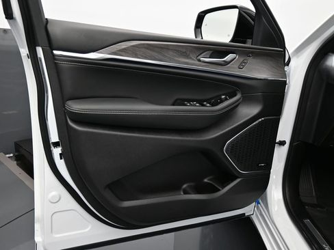 Used 2024 Jeep Grand Cherokee Overland w/ Luxury Tech Group IV image 38