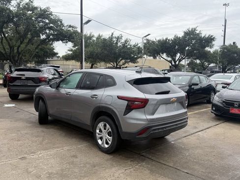 Used 2025 Chevrolet Trax LS FWD image 7