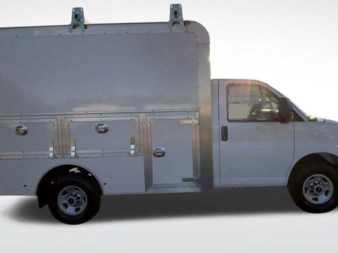 New 2025 GMC Savana 3500 w/ Power Convenience Package RWD image 2