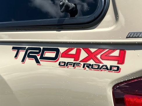 Used 2018 Toyota Tacoma TRD Off-Road w/ Technology Package AWD/4WD image 17