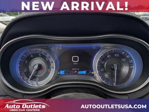 Used 2018 Chrysler 300 Limited AWD/4WD image 15