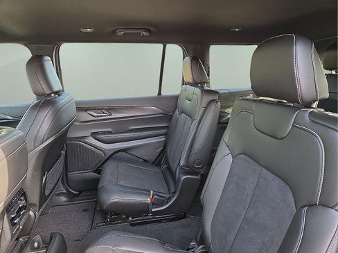 New 2025 Jeep Grand Cherokee L Laredo image 10