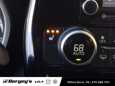 Used 2020 Toyota Highlander XLE image 27