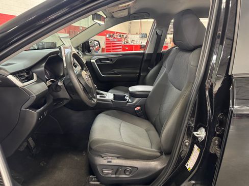 Used 2025 Toyota RAV4 XLE AWD/4WD image 14