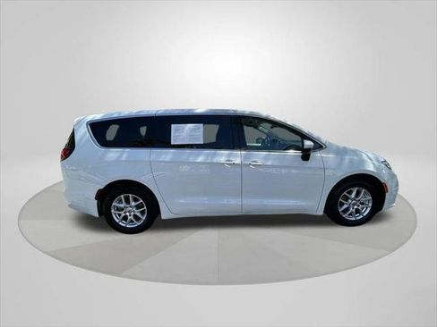 Certified 2023 Chrysler Pacifica Touring-L FWD image 8