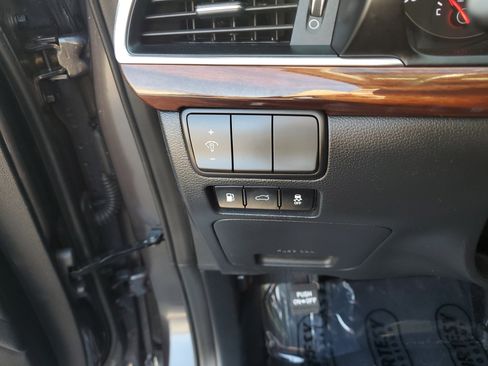 Used 2018 Kia Cadenza Premium image 31