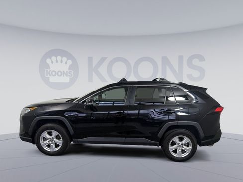 Used 2021 Toyota RAV4 XLE w/ Convenience Package image 2