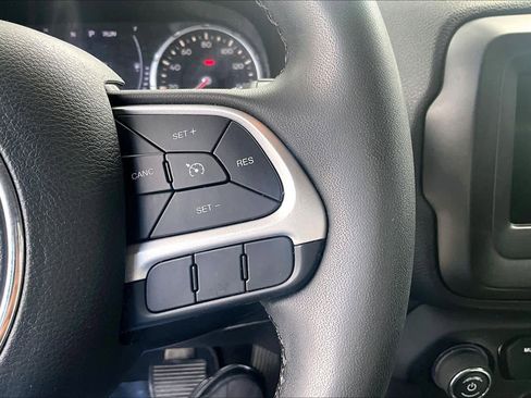 Used 2020 Jeep Renegade Latitude w/ Popular Equipment Group FWD image 25
