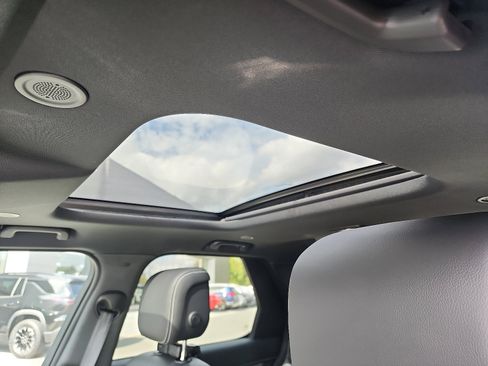 New 2025 Land Rover Discovery Dynamic SE image 12