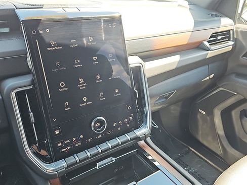 Used 2025 GMC Yukon Denali AWD/4WD image 16