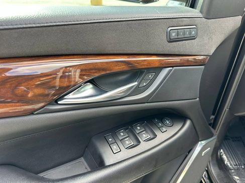 Used 2018 Cadillac Escalade Luxury AWD/4WD image 33