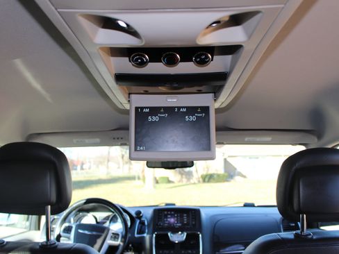 Used 2016 Chrysler Town & Country Touring w/ Driver Convenience Group image 35