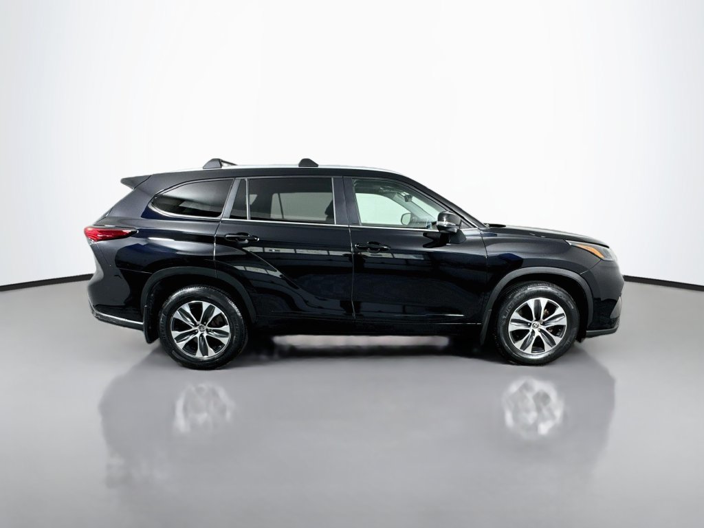 Used 2023 Toyota Highlander XLE AWD/4WD image 9