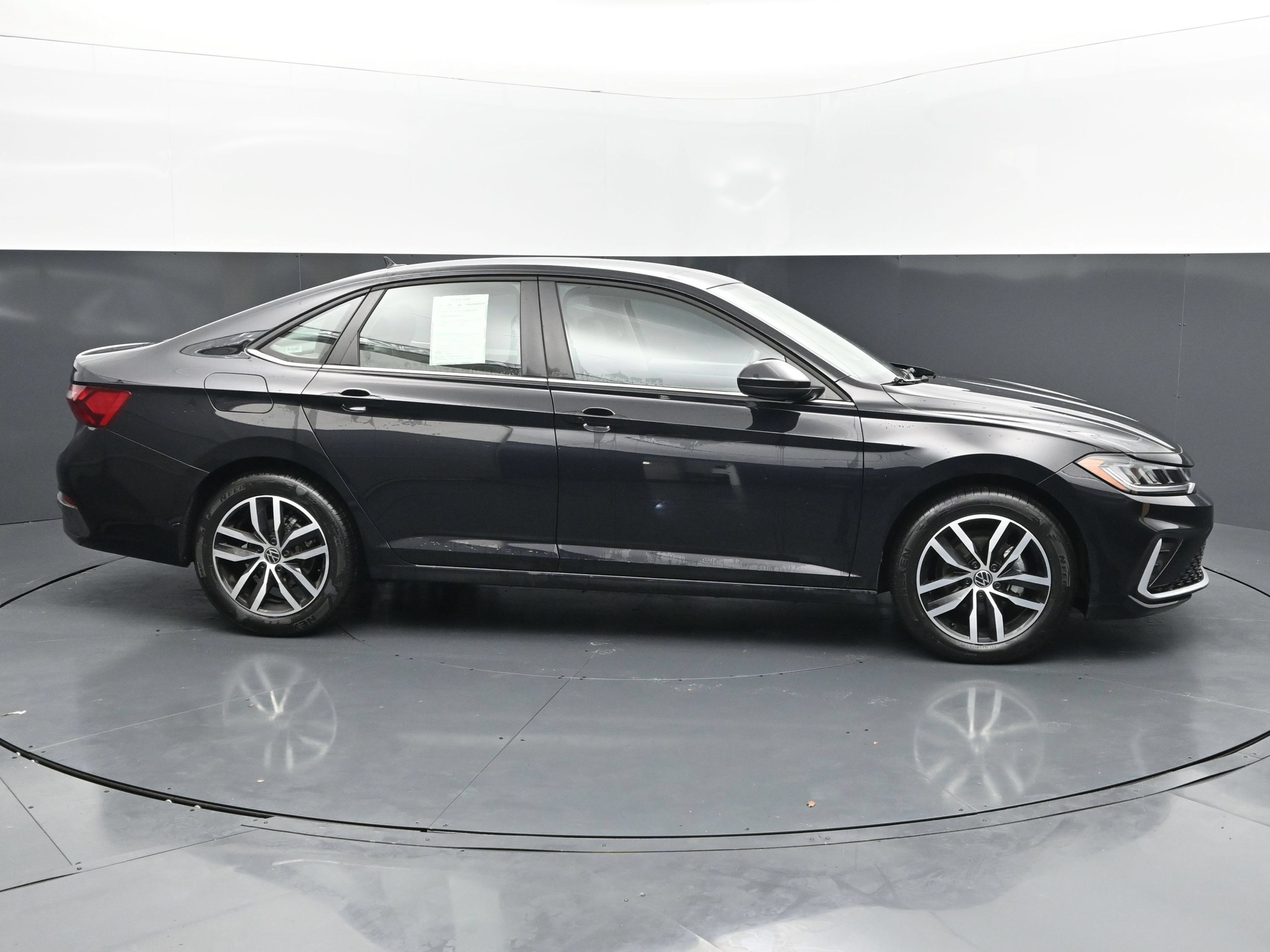 Used 2026 Volkswagen Jetta SE FWD image 6