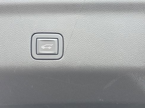 Used 2025 Chevrolet Suburban Z71 image 13