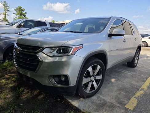 Used 2019 Chevrolet Traverse LT w/ LT Premium Package FWD image 3