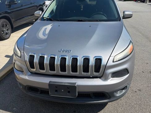 Used 2016 Jeep Cherokee Latitude FWD image 2
