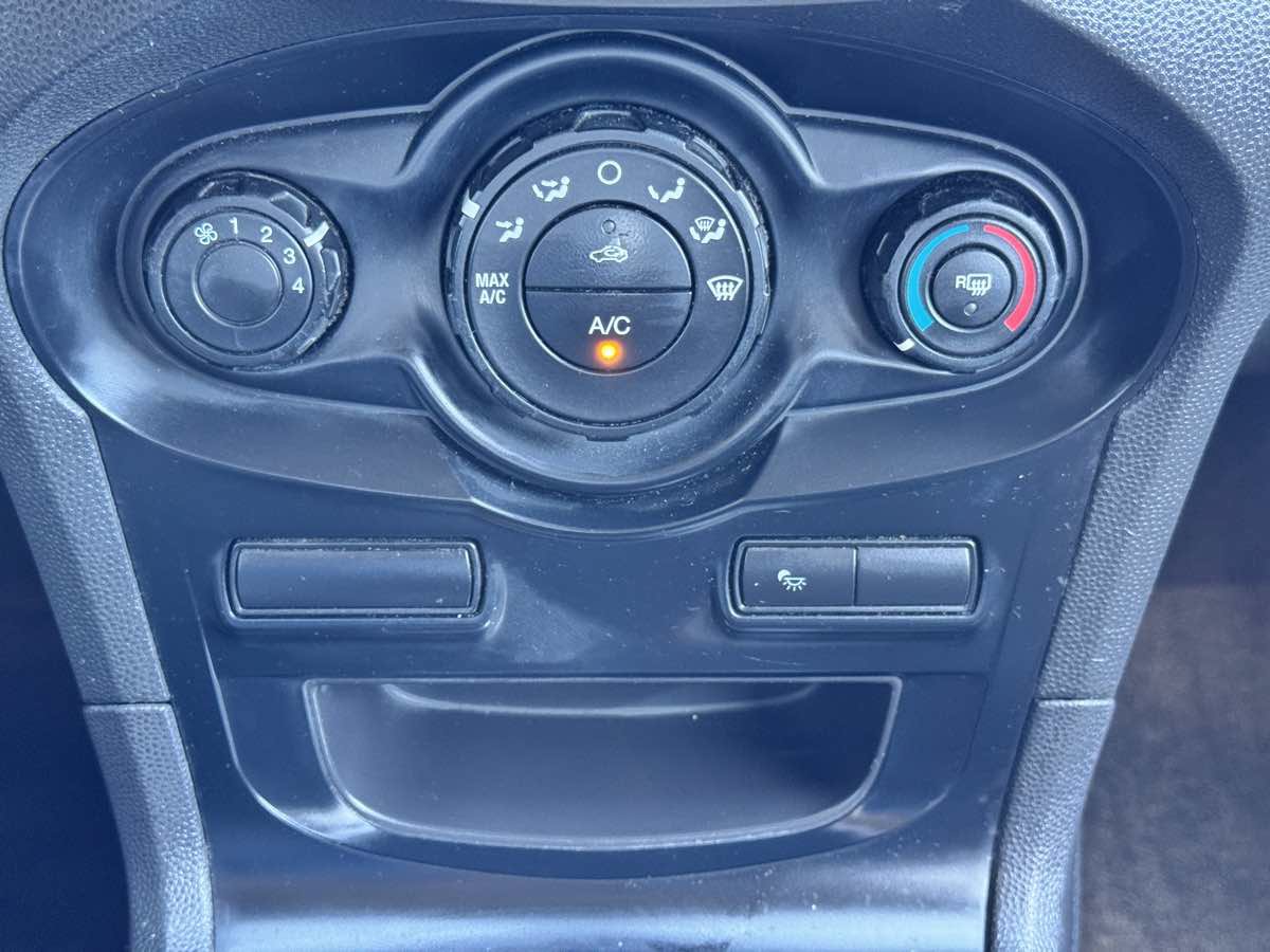 Used 2013 Ford Fiesta SE FWD image 43